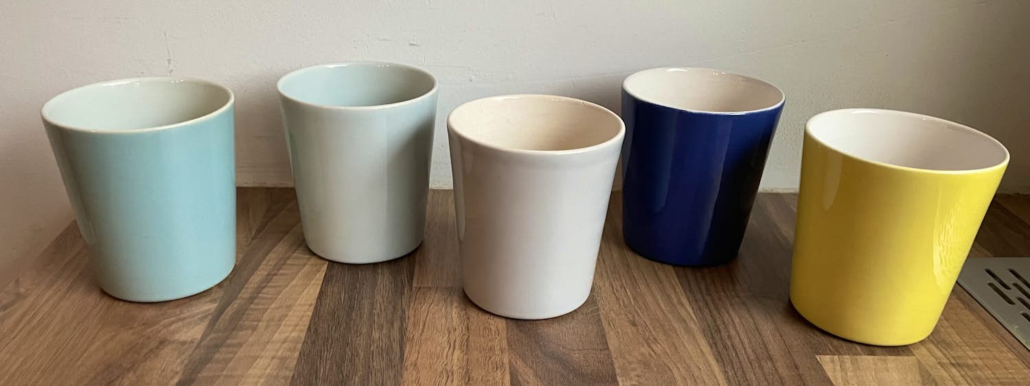 Willem Hendrik de Vries - Fris Edam - Vijf vintage aardewerken melk of koffiebekers kopen? Bied vanaf 35!