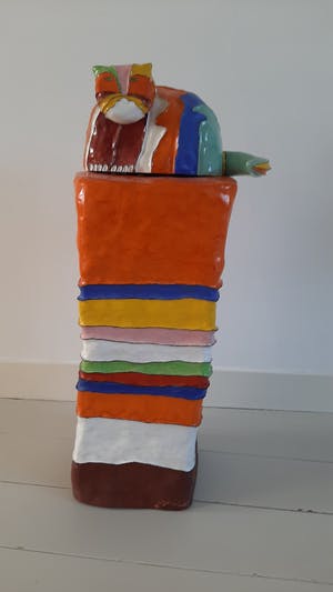 Maggi Giles - Kat op sokkel kopen? Bied vanaf 850!