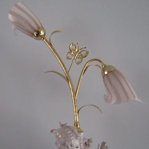 Niet of onleesbaar gesigneerd - PORSELEINEN FONTEIN Koppel Victoriaanse klederdracht + lichtarmatuur in irisvorm kopen? Bied vanaf 1!