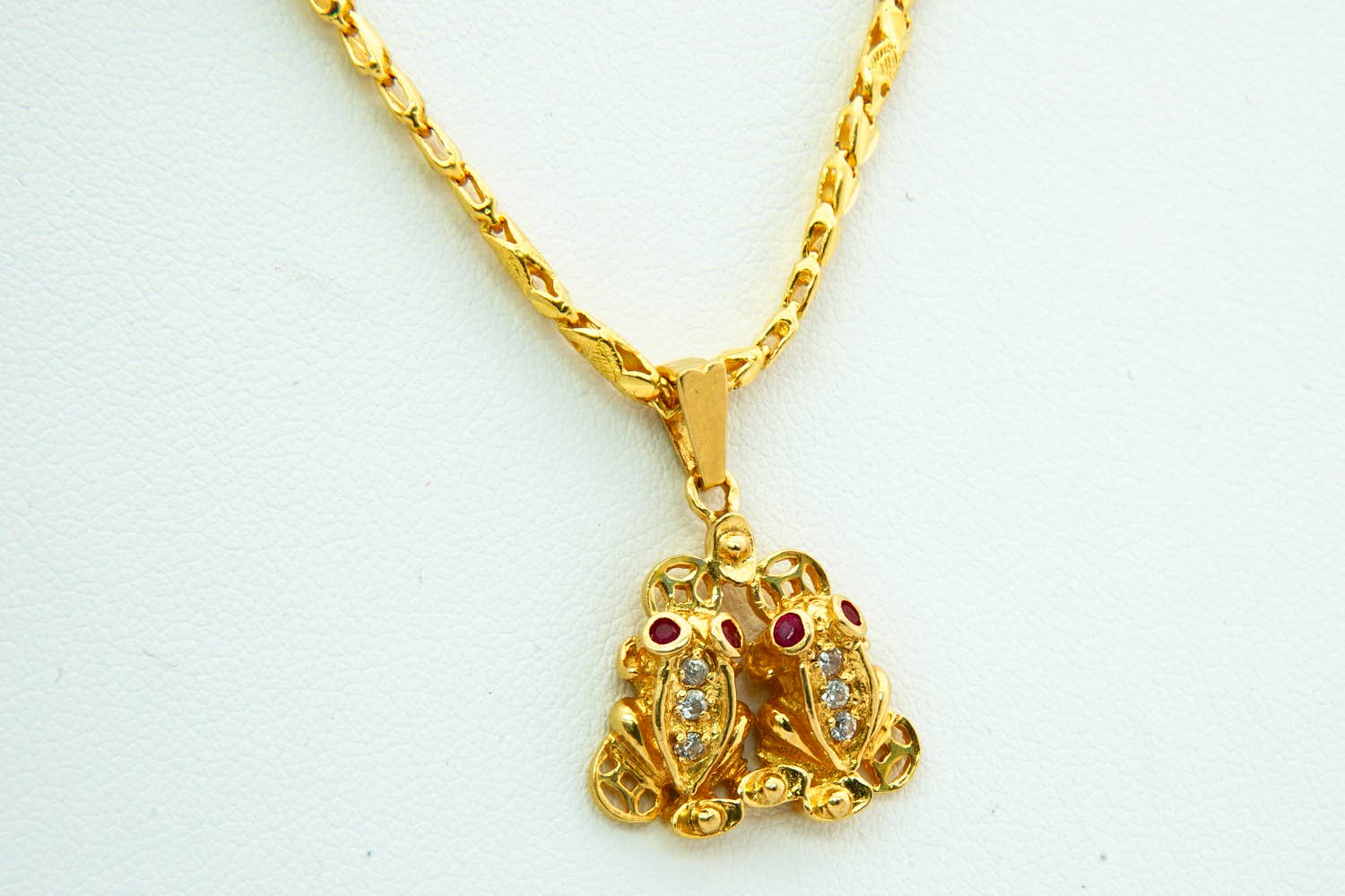 25 - Hoog gehalte (22 Krt) gouden fantasie collier met dubbele Kikker hanger kopen? Bied vanaf 790!