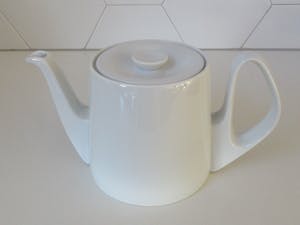 WMF - Bauhaus stijl porseleinen theepot van Bauscher Weiden met verzilverde thermo kap kopen? Bied vanaf 35!