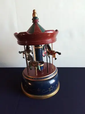 Niet of onleesbaar gesigneerd - Prachtige antieke houten kermis carrousel met muziek kopen? Bied vanaf 1!