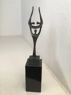 Corry Ammerlaan - Sculptuur “ Elkaar op handen dragen “ Gesigneerd kopen? Bied vanaf 1!