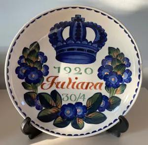 Royal Copenhagen - Aluminia Faience - Drie borden geboorte Kon. Juliana 1917,1918 en 1920 kopen? Bied vanaf 1!