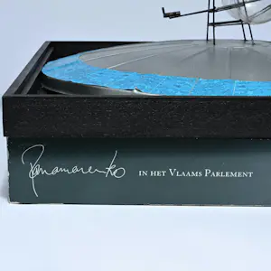 Panamarenko - Beeld: vliegend eiland in houten plateau + originele doos met beschrijving kopen? Bied vanaf 1995!