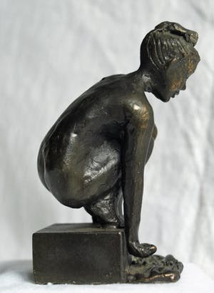 Niet of onleesbaar gesigneerd - Bronzen beeldje , “Meisje aan het water“ kopen? Bied vanaf 1!