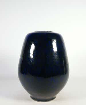 Niet of onleesbaar gesigneerd - Aardewerk, Diepblauw geglazuurde vaas verkocht voor € 1!
