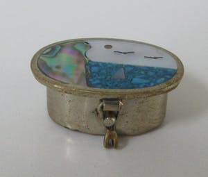 Niet of onleesbaar gesigneerd - Miniatuur zilveren doosje met parelmoer decoratie kopen? Bied vanaf 10!