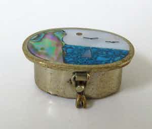 Niet of onleesbaar gesigneerd - Miniatuur zilveren doosje met parelmoer decoratie verkocht voor € 10!