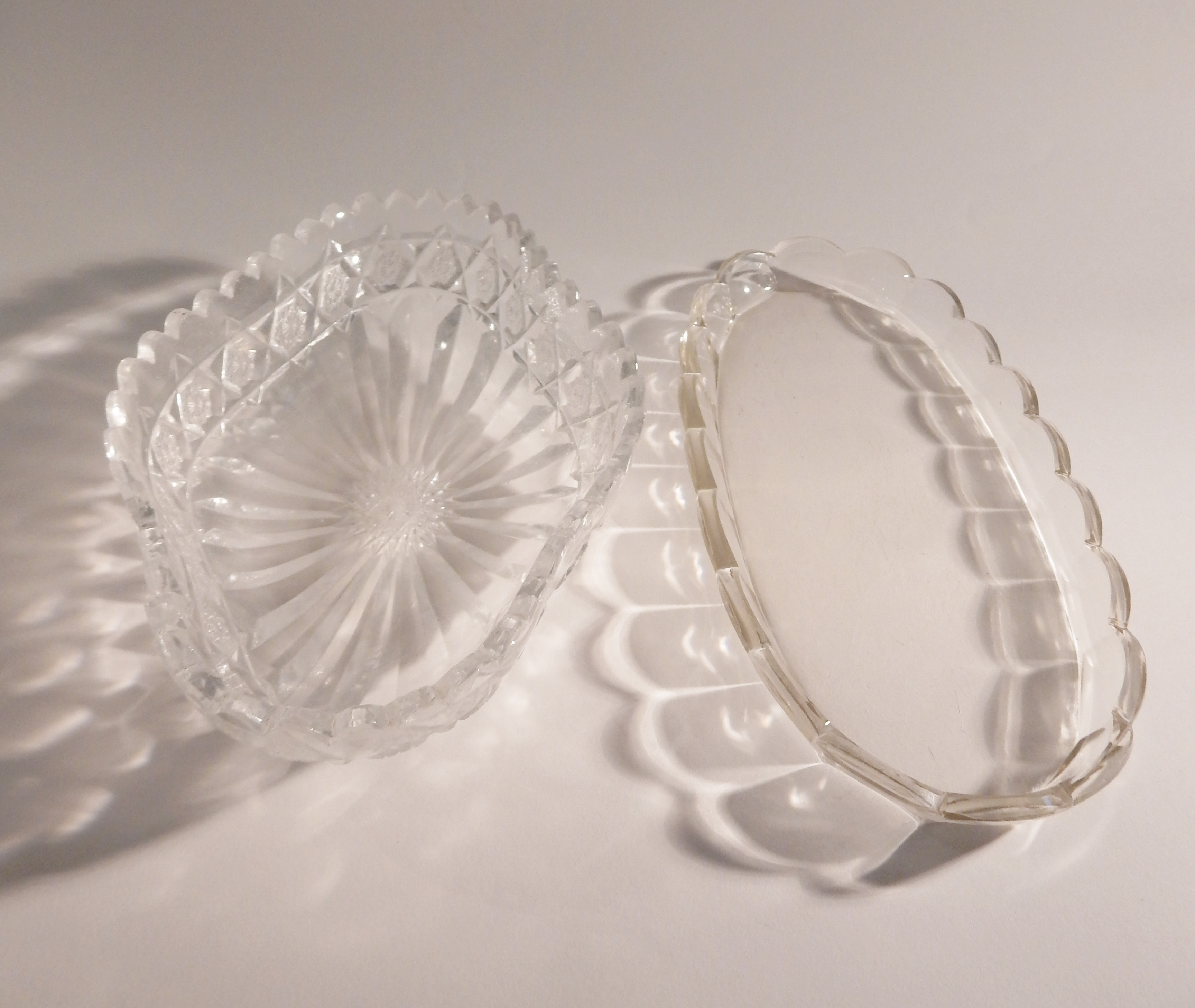 Niet of onleesbaar gesigneerd - Twee ovale schalen - kristal 19e eeuw verkocht voor € 1!