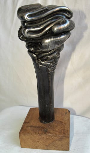 Niet of onleesbaar gesigneerd - Metalen beeld , “Gesmolten…!” – Op hardhouten voet kopen? Bied vanaf 1!