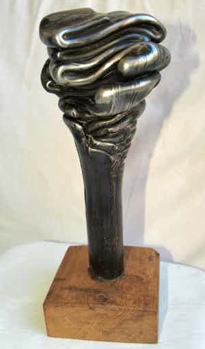 Niet of onleesbaar gesigneerd - Metalen beeld , “Gesmolten…!” – Op hardhouten voet verkocht voor € 1!