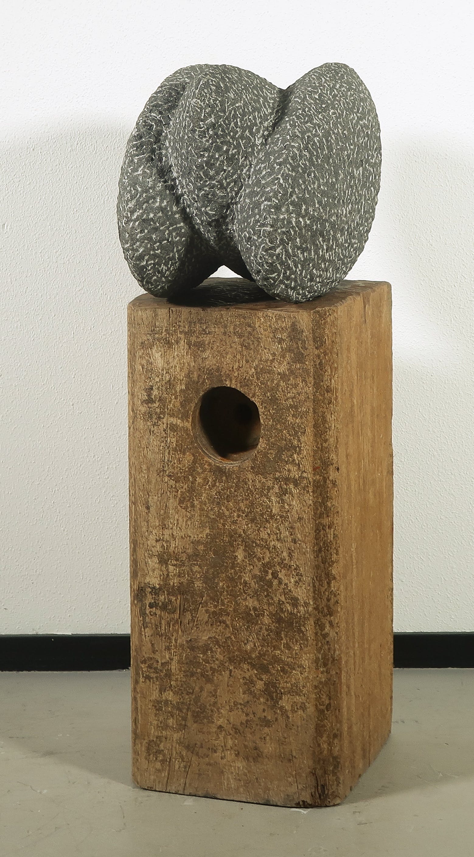 Niet of onleesbaar gesigneerd - Stenen beeld op hardhouten sokkel, Abstracte vorm (Groot) verkocht voor € 1!