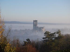 Bernard Klene - Landschap met de Basiliek Saint Mathurin de Larchant kopen? Bied vanaf 35!