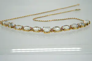 53 - Klassiek 14Krt geel gouden flexibel halssieraad met maan- en rode stenen kopen? Bied vanaf 570!