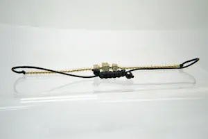 60 - Fijn gedeeltelijk gouden 14krt armband met steentjes en zwart koord kopen? Bied vanaf 230!