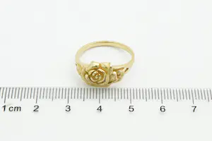 51 - Mooi bewerkte 18 Krt gouden dames ring met Roos - kleine maat/model kopen? Bied vanaf 190!