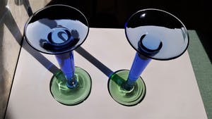 Niet of onleesbaar gesigneerd - Twee design glazen kaarsenhouders blauw met groene voet kopen? Bied vanaf 1!