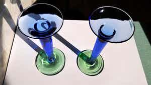 Niet of onleesbaar gesigneerd - Twee design glazen kaarsenhouders blauw met groene voet verkocht voor € 1!