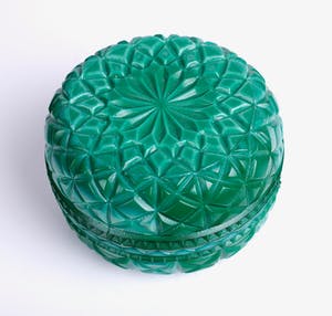 Curt Schlevogt - Art deco dekseldoosje van Malachiet glas met abstract reliëf decor kopen? Bied vanaf 19!