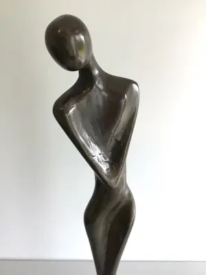 Niet of onleesbaar gesigneerd - Sculptuur “ Elegantie “ gesigneerd kopen? Bied vanaf 10!