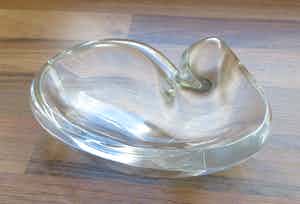 Niet of onleesbaar gesigneerd - Studio kristallen vrijgevormd schaaltje - gesigneerd verkocht voor € 1!
