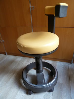Niet of onleesbaar gesigneerd - Siemens draaibare ergonomische designstoel (tandarts/lab.stoel/kruk) kopen? Bied vanaf 1!