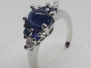 18 karaat witgouden ring met saffieren 3.0 ct en diamanten 0.10 ct kopen? Bied vanaf 450!