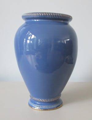 Plateelbakkerij Zuid-Holland - Korenblauwe platelen vaas met vergulde geribde randen kopen? Bied vanaf 1!