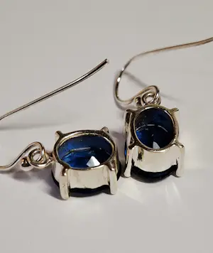 Nieuwe  zilveren oorbellen met blauwe facet geslepen saffier kopen? Bied vanaf 50!