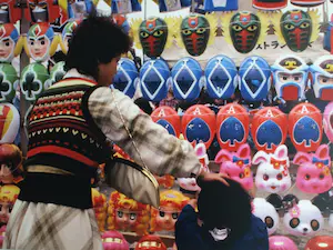 Henk Schiffmacher - Grote gesigneerde foto op dibond “Maskers” + gesigneerd boek – 60 x 90 cm kopen? Bied vanaf 250!