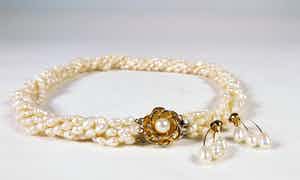 Set van collier en oorbellen met barok parels verkocht voor € 1!