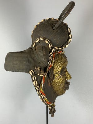 Punu - Tribal used Old African female Bronze mask from the Punu with Cap - Gabon. kopen? Bied vanaf 125!