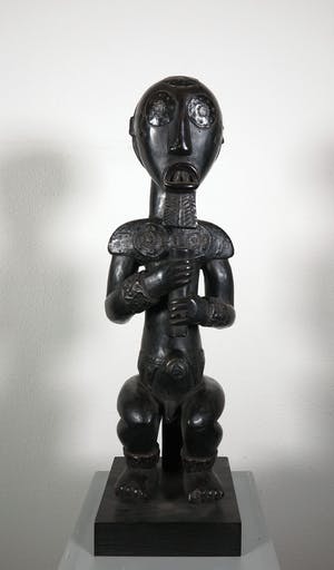 Fang Ntumu - Hout en koper, Zittend mannenfiguur kopen? Bied vanaf 1!