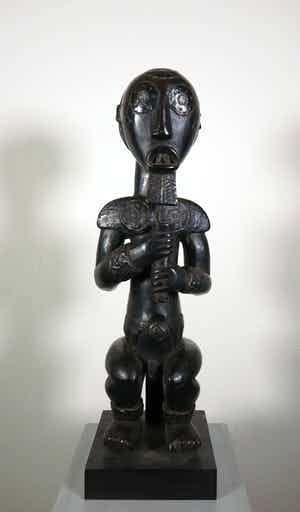 Fang Ntumu - Hout en koper, Zittend mannenfiguur verkocht voor € 1!
