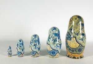 Niet of onleesbaar gesigneerd - Aardewerk en hout, Lot van Marokkaanse schaal en matroesjka's kopen? Bied vanaf 1!