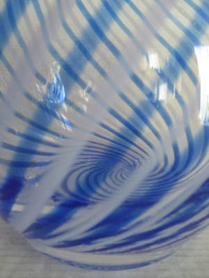 Niet of onleesbaar gesigneerd - Murano vaas met spiraal kopen? Bied vanaf 1!