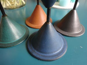 Cor Unum - Theo Potmeer en Jan-Bart Reeser: vier keramiek kandelaars op metalen pin kopen? Bied vanaf 45!