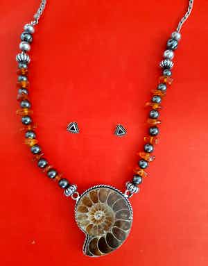 Niet of onleesbaar gesigneerd - Zilver, onix ,amber verkocht voor € 1!