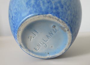 Niet of onleesbaar gesigneerd - Twee blauwe art deco aardewerk vaasjes - Engeland kopen? Bied vanaf 1!