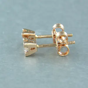 18k rosé gouden solitair oorknoppen met briljant geslepen diamant totaal 0,22ct kopen? Bied vanaf 240!