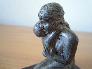 Niet of onleesbaar gesigneerd - Prachtig beeldje moeder met baby. kopen? Bied vanaf 10!