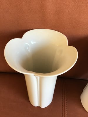 Niet of onleesbaar gesigneerd - 2 artdeco witte porselein vazen van Arzberg 15 en 12cm doorsnee kopen? Bied vanaf 10!