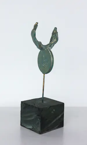 Ruudt Wackers - Gemengde techniek, Object met munt en goudverf, Zonder titel kopen? Bied vanaf 40!