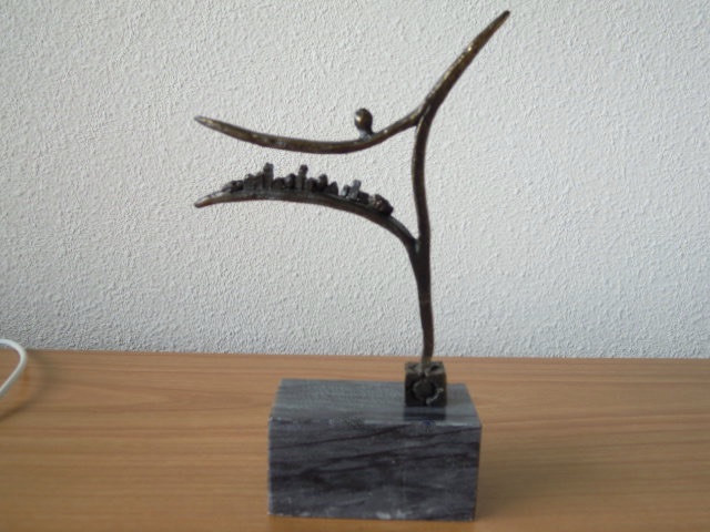 Corry Ammerlaan - Prachtig bronzen beeldje van persoon die waakt over de stad. kopen? Bied vanaf 25!