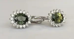 18-kt Witgouden oorbellen met groene saffier, ca 3,00 karaat en diamanten kopen? Bied vanaf 1100!