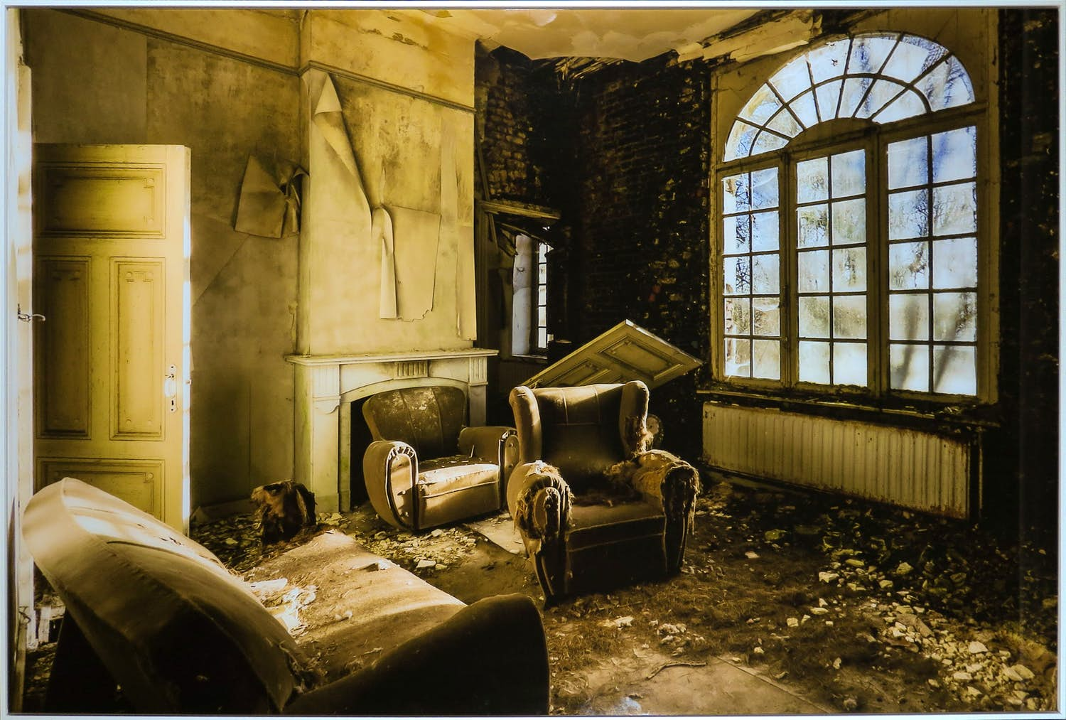 Buy Astrid Boers - C-print op alubond, The golden decay room - Ingelijst (Zeer groot)? Bid from 1!