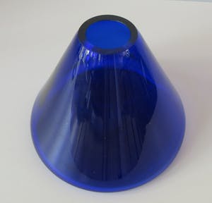 Niet of onleesbaar gesigneerd - Drie blauwe vintage glazen vazen kopen? Bied vanaf 1!