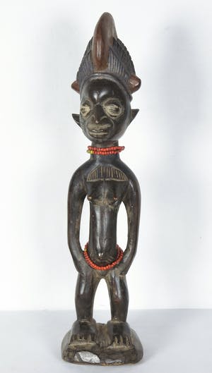 Yoruba - Houten Ibedji- of tweelingbeeld van vrouw met rode kralen kopen? Bied vanaf 1!