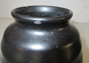 Plateelfabriek Schoonhoven N.V. - Zwart art deco ribbel vaasje kopen? Bied vanaf 28!